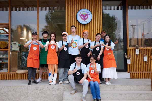 蔡依林和彩虹咖啡屋家族合影.jpg